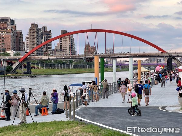 ▲「2025台北水舞嘉年華」今（13日）於松山錫口碼頭彩虹橋開跑,松山錫口碼頭,彩虹橋。（圖／記者彭懷玉攝）