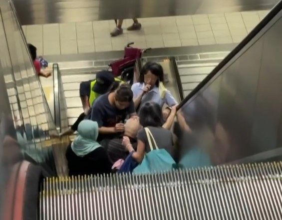▲▼捷運永春站意外，外籍看護推輪椅上手扶梯慘摔2傷。（圖／網友bebetty1210提供，請勿隨意翻拍，以免侵權。）