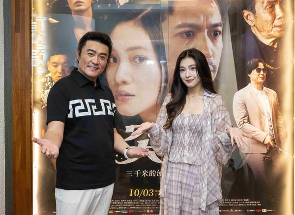 ▲李㼈（左）與女兒李紫嫣共同演出電影《突破：三千米的泳氣》。（圖／星光瑞瑞提供）