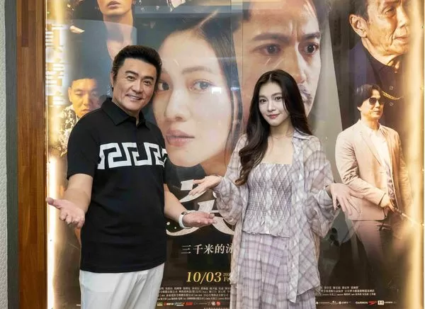 ▲李㼈（左）與女兒李紫嫣共同演出電影《突破：三千米的泳氣》。（圖／星光瑞瑞提供）