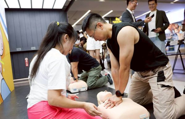 ▲▼「安妮怎麼了？」團隊攜手台北捷運舉辦《閃電CPR挑戰》。（圖／厚生基金會提供）