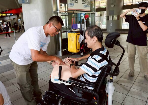 ▲▼「安妮怎麼了？」團隊攜手台北捷運舉辦《閃電CPR挑戰》。（圖／厚生基金會提供）