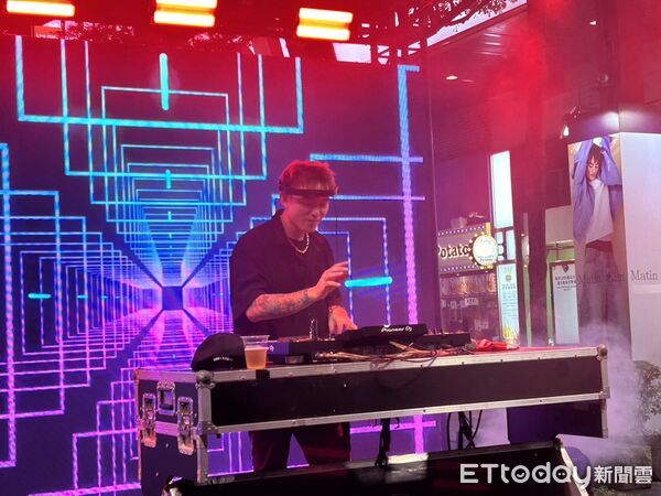 ▲▼湯與離婚後首露面。（圖／記者孟育民攝）