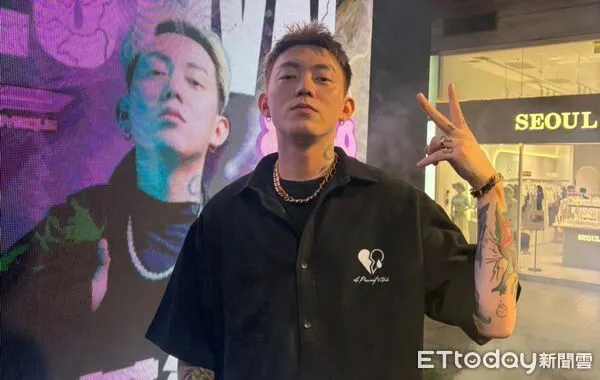 ▲▼湯與離婚後首露面。（圖／記者孟育民攝）