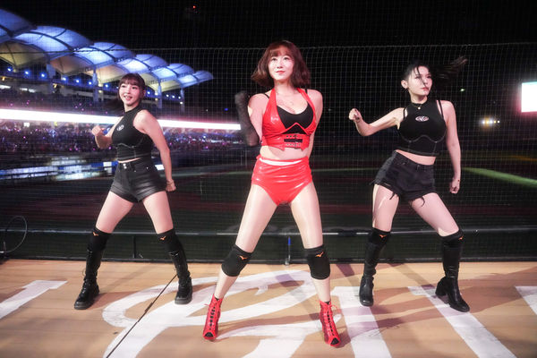 ▲女孩日首天賽後表演驚豔全場　侯芳、瑟七首度表演新單曲。（圖／統一獅提供）