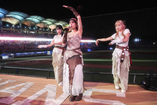 ▲女孩日首天賽後表演驚豔全場　侯芳、瑟七首度表演新單曲。（圖／統一獅提供）