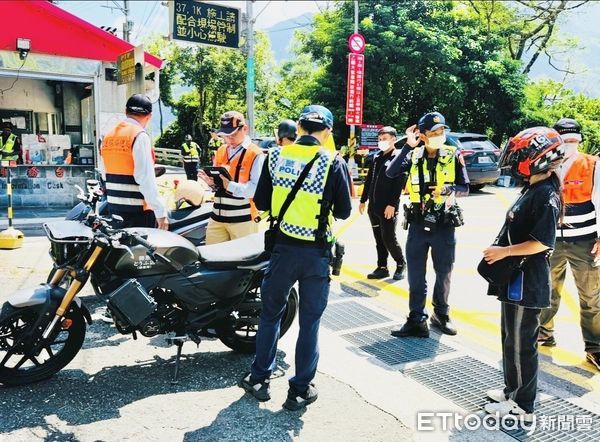 ▲屏東警方會同監理站在台24線加強取駕駛締違規行為。（圖／記者陳崑福翻攝）