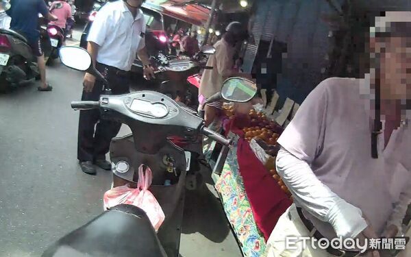 ▲買水果騎錯車。（圖／記者陳崑福翻攝）
