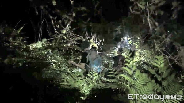 ▲▼宜蘭消防等人員漏夜急救援，將4名迷途在宜蘭大同鄉西馬縫山附近的登山客平安接下山。（圖／記者游芳男翻攝，下同）