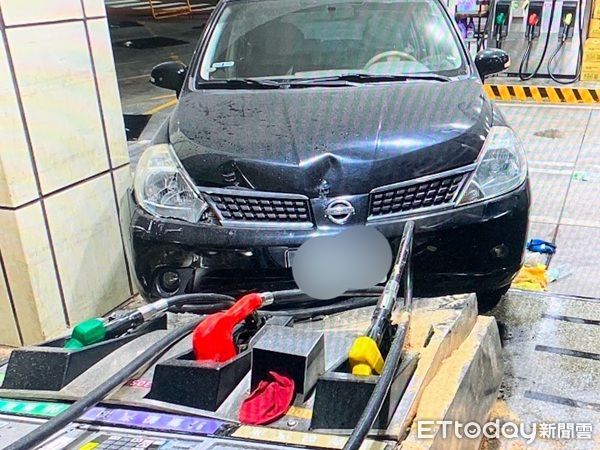 ▲陳姓男子進加油站時，車輛失控直接撞擊加油機。（圖／龜山警分局提供）