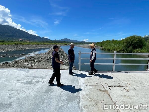 ▲▼鄉長江東成巡視崙天便道施作進度，進度已超越原定預期，預計9 ／20通車。（圖／富里鄉公所提供，下同）