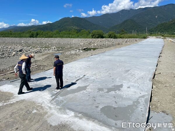 ▲▼鄉長江東成巡視崙天便道施作進度，進度已超越原定預期，預計9 ／20通車。（圖／富里鄉公所提供，下同）