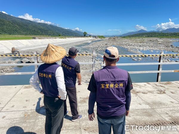 ▲▼鄉長江東成巡視崙天便道施作進度，進度已超越原定預期，預計9 ／20通車。（圖／富里鄉公所提供，下同）