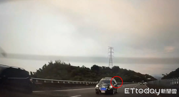 ▲▼             國3竹山段有男子持槍追車。（圖／記者高堂堯翻攝）