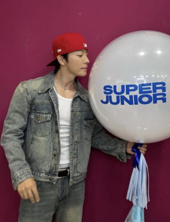 ▲▼ SJ東海脫掉被看光了！　氣球反射「養眼真實身材」崩潰：不准拉近。（圖／翻攝自東海IG）