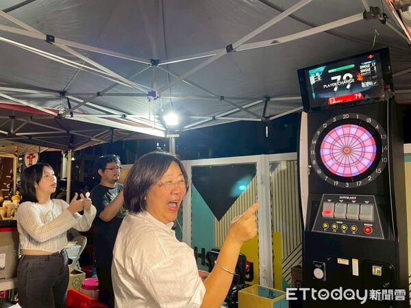 ▲▼  嘉義民雄商圈「大士爺文化祭-市集嘉年華」林于玲鄉長現場推廣在地美食。（圖／民雄鄉公所提供）