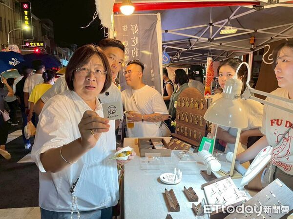 ▲▼  嘉義民雄商圈「大士爺文化祭-市集嘉年華」林于玲鄉長現場推廣在地美食。（圖／民雄鄉公所提供）