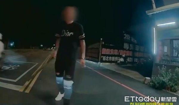 ▲▼鄭女行車記錄器拍下張男攔路持鐵棍敲打機車，游男載女友行經被鐵棍敲到，事後提告傷害罪             。（圖／記者陳以昇翻攝）