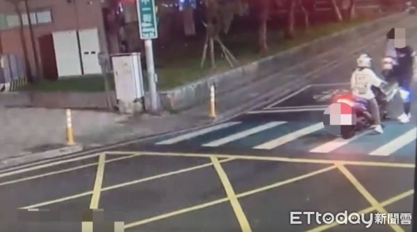 ▲▼鄭女行車記錄器拍下張男攔路持鐵棍敲打機車，游男載女友行經被鐵棍敲到，事後提告傷害罪             。（圖／記者陳以昇翻攝）