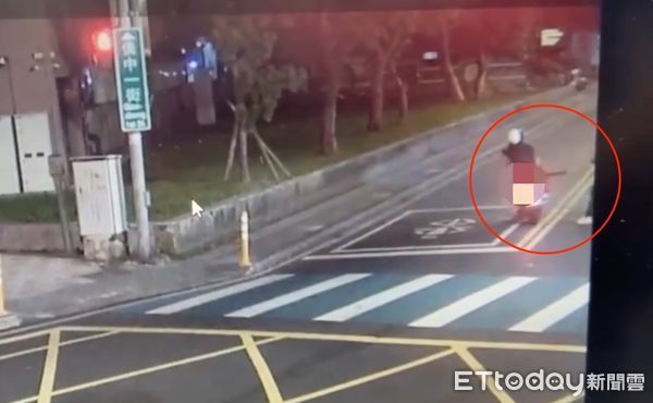 ▲▼鄭女行車記錄器拍下張男攔路持鐵棍敲打機車，游男載女友行經被鐵棍敲到，事後提告傷害罪             。（圖／記者陳以昇翻攝）