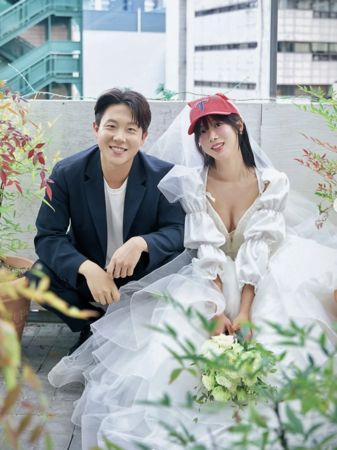 ▲▼女神級啦啦隊長結婚了！金韓拿披白紗嫁團長　安芝儇驚喜到場。（圖／翻攝自金韓拿IG、安芝儇IG）