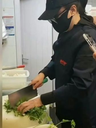 ▲▼張蘭麻六記廚房直播出包。（圖／翻攝自微博）