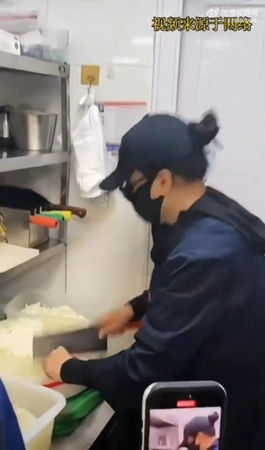 ▲▼張蘭麻六記廚房直播出包。（圖／翻攝自微博）