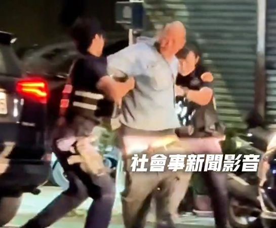 ▲▼ 男駕駛疑似酒駕撞路邊車輛，被警方搜出持有毒品。（圖／翻攝自社會事新聞)