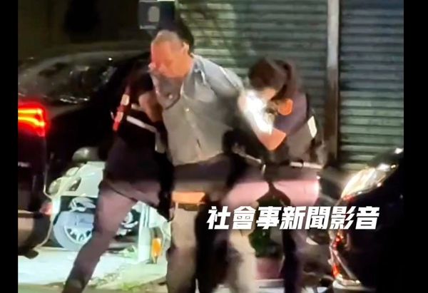 ▲▼ 男駕駛疑似酒駕撞路邊車輛，被警方搜出持有毒品。（圖／翻攝自社會事新聞)