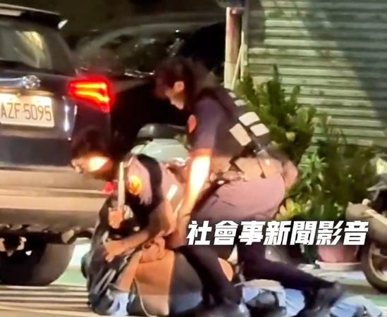 ▲▼ 男駕駛疑似酒駕撞路邊車輛，被警方搜出持有毒品。（圖／翻攝自社會事新聞)