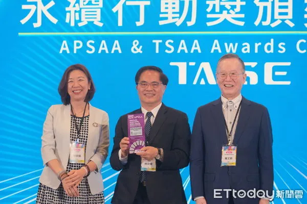 ▲▼花蓮慈濟醫院在第四屆亞太暨台灣永續行動獎上榮獲雙金獎由院長林欣榮代表團隊接受表揚。（圖／慈濟醫學中心提供，下同）