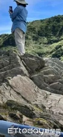 ▲▼女子為拍美照在合歡山武嶺亭周邊翻越護欄、攀爬陡峭岩壁，完全不顧自身安危。（圖／記者王兆麟翻攝臉書，下同）
