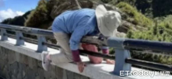 ▲▼女子為拍美照在合歡山武嶺亭周邊翻越護欄、攀爬陡峭岩壁，完全不顧自身安危。（圖／記者王兆麟翻攝臉書，下同）
