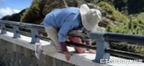 ▲▼女子為拍美照在合歡山武嶺亭周邊翻越護欄、攀爬陡峭岩壁，完全不顧自身安危。（圖／記者王兆麟翻攝臉書，下同）