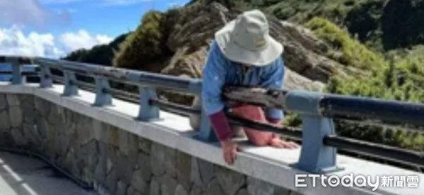 ▲▼女子為拍美照在合歡山武嶺亭周邊翻越護欄、攀爬陡峭岩壁，完全不顧自身安危。（圖／記者王兆麟翻攝臉書，下同）
