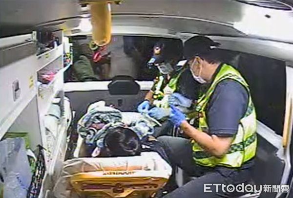 ▲救護人員將母女平安送達醫院。（圖／神岡消防分隊提供）