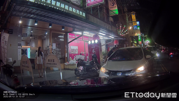 ▲男子參加廟會時違停，遭警方查出竟是侵占車，拒檢遭壓制。（圖／記者高堂堯翻攝）