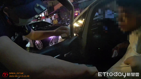 ▲男子參加廟會時違停，遭警方查出竟是侵占車，拒檢遭壓制。（圖／記者高堂堯翻攝）