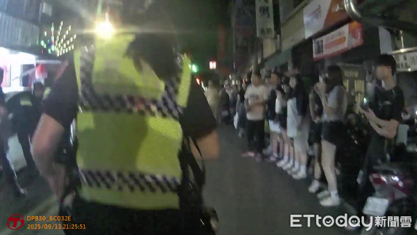 ▲男子參加廟會時違停，遭警方查出竟是侵占車，拒檢遭壓制。（圖／記者高堂堯翻攝）