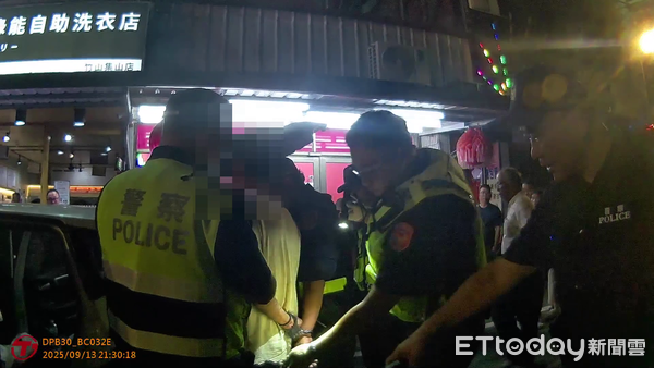 ▲男子參加廟會時違停，遭警方查出竟是侵占車，拒檢遭壓制。（圖／記者高堂堯翻攝，下同）