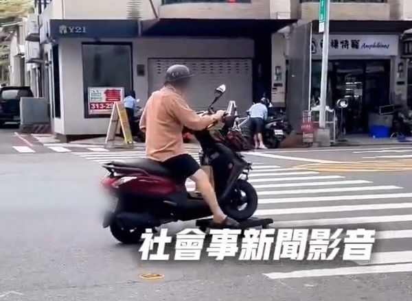 ▲機車騎士竟將前輪放置在平板車上行駛，畫面在網路上引發熱議。（圖／翻攝自社會事新聞影音）