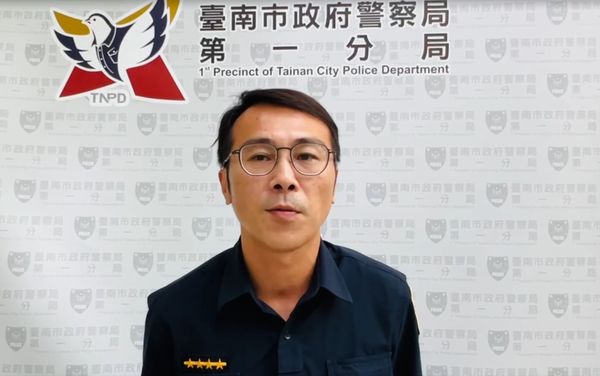 ▲機車騎士竟將前輪放置在平板車上行駛，畫面在網路上引發熱議。（圖／翻攝自社會事新聞影音）