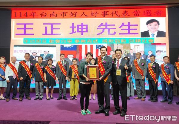 ▲王正坤醫師多年來熱心公益，捐款助學已突破千萬元，榮獲台南市好人好事代表。（記者林東良翻攝，下同）