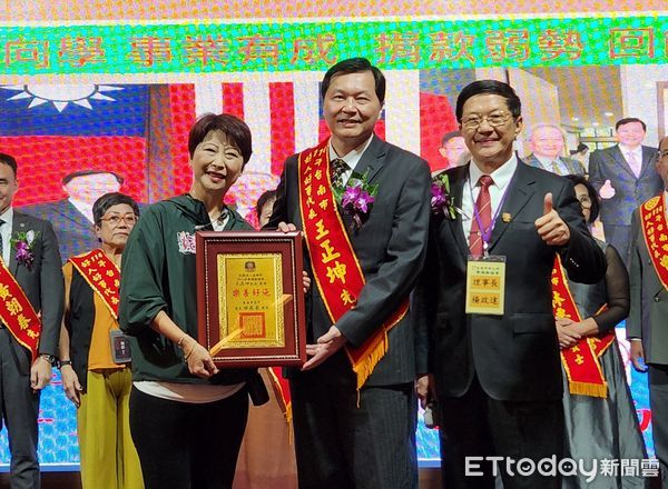 ▲王正坤醫師多年來熱心公益，捐款助學已突破千萬元，榮獲台南市好人好事代表。（記者林東良翻攝，下同）