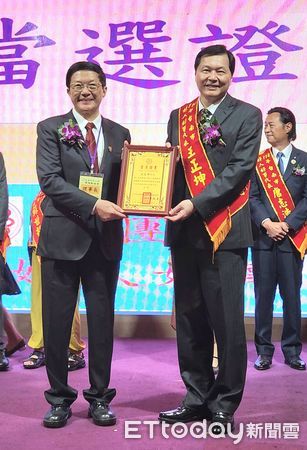 ▲王正坤醫師多年來熱心公益，捐款助學已突破千萬元，榮獲台南市好人好事代表。（記者林東良翻攝，下同）