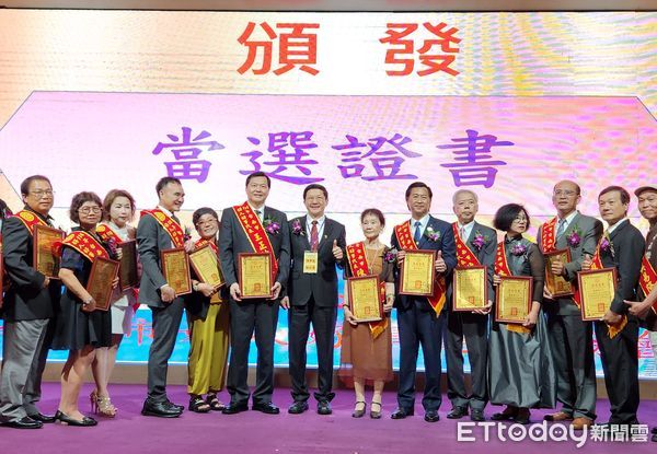 ▲王正坤醫師多年來熱心公益，捐款助學已突破千萬元，榮獲台南市好人好事代表。（記者林東良翻攝，下同）