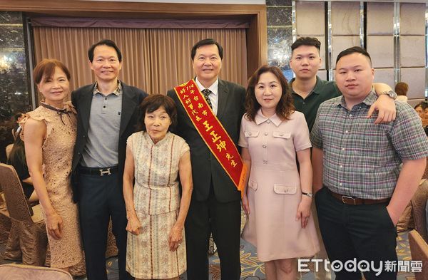 ▲王正坤醫師多年來熱心公益，捐款助學已突破千萬元，榮獲台南市好人好事代表。（記者林東良翻攝，下同）