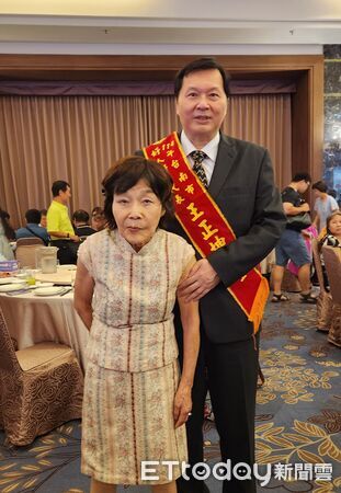 ▲王正坤醫師多年來熱心公益，捐款助學已突破千萬元，榮獲台南市好人好事代表。（記者林東良翻攝，下同）