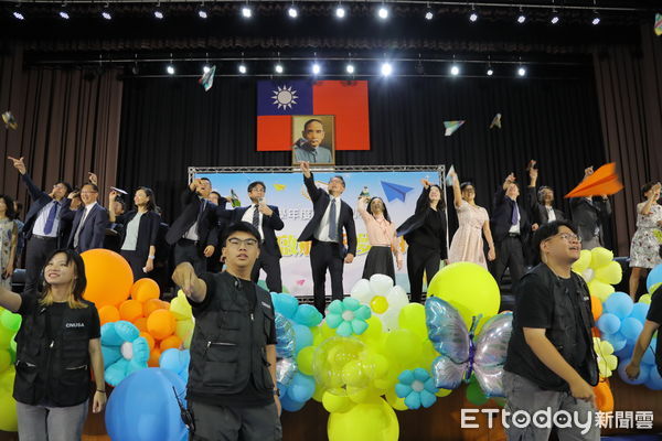 ▲嘉藥迎新典禮上，2200名新生齊射紙飛機，象徵夢想起航。（記者林東良翻攝，下同）