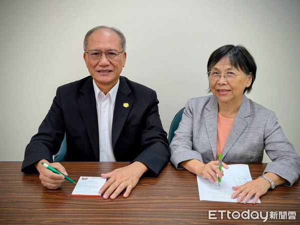 ▲嘉藥迎新典禮上，2200名新生齊射紙飛機，象徵夢想起航。（記者林東良翻攝，下同）